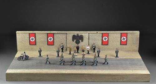 Nazi-Promenade mit Nazi Fahnen und Nazi-Adler-Diorama