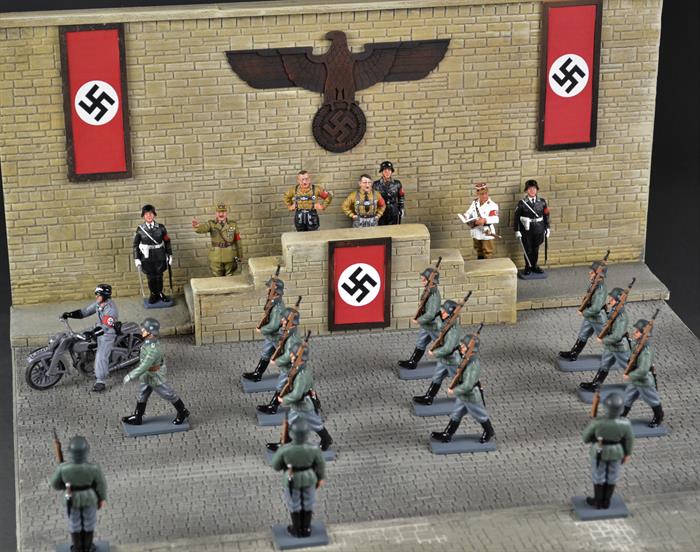 Nazi-Tribüne und Promenade mit Nazi-Bannern und Nazi-Adler - Diorama