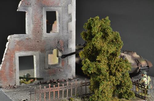 Ruin bygning i vejkryds - diorama 