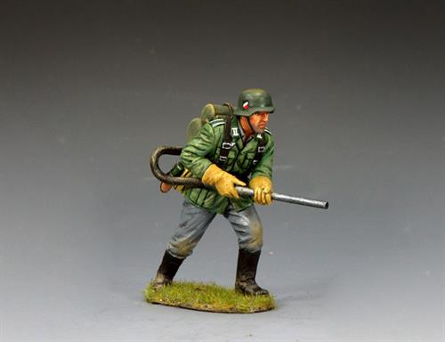 Wehrmachtsinfanterist rückt mit Flammenwerfer Modell 41 vor