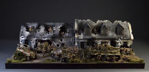 "Bombet bondegård og lade - Diorama"