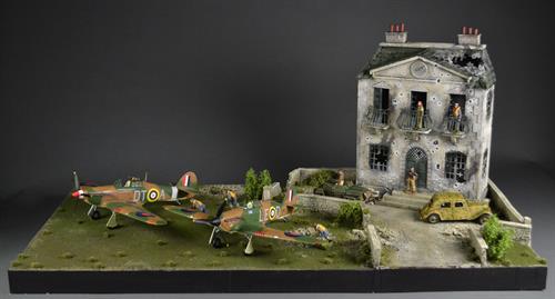 Herregårdsbygning i skudt og bombet stand med en stor græsplæne - Diorama