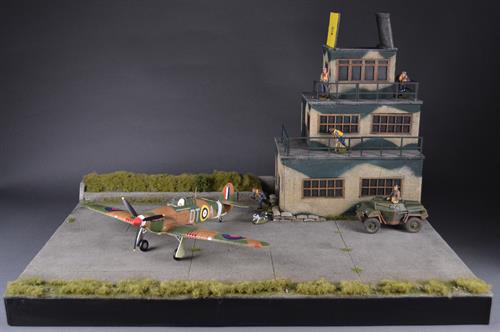 RAF kontroltårn med landingsbane - diorama 