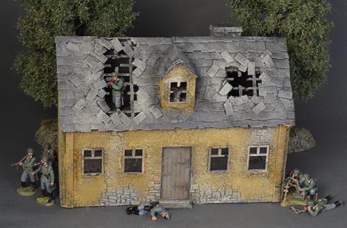 Haus bombardiert und beschossen...