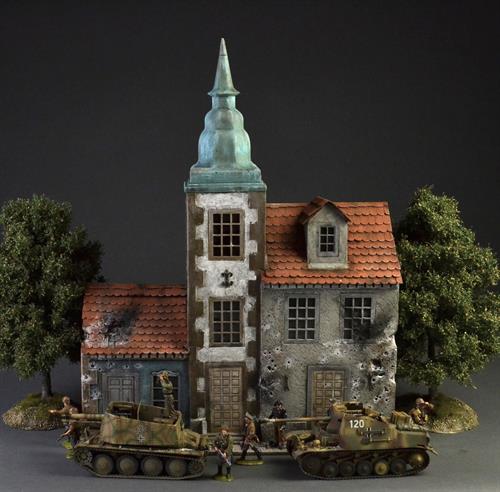 Europäische Stadt mit Kirchtürmen und Kopfsteinpflasterstraße – Diorama