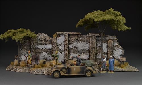 Alte nordafrikanische Steinmauer mit wunderschönen Akazienbäumen 