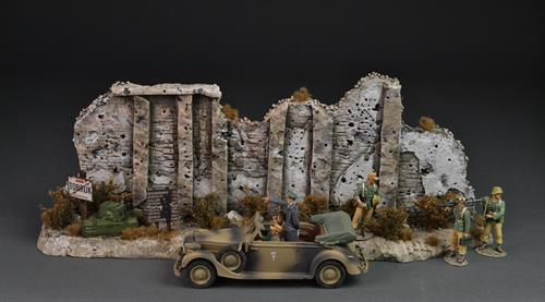 Tobruk – Nordafrikanische Steinmauer mit trockenem Buschwerk und Gras