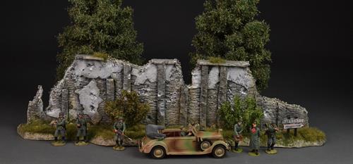 Normandie – Steinmauer mit grünen Büschen und Gras