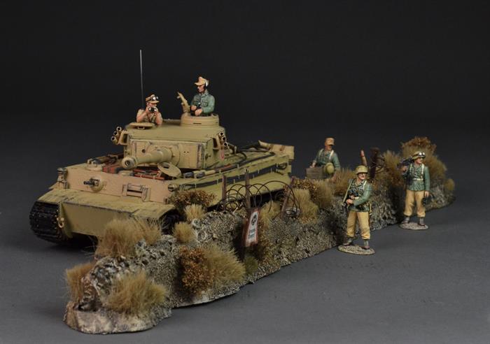 Wallanlage mit trockener Vegetation, Minenfeld und Stacheldraht