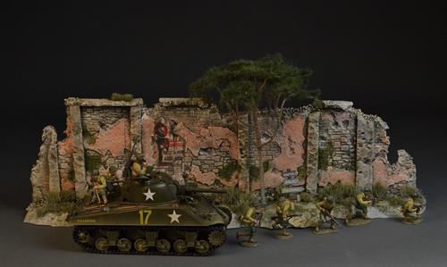 Anzio – Alte Steinmauer mit majestätischen Pinja-Bäumen