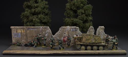 „Bombardierte und beschossene Mauer mit Nazi-Propagandaplakaten“