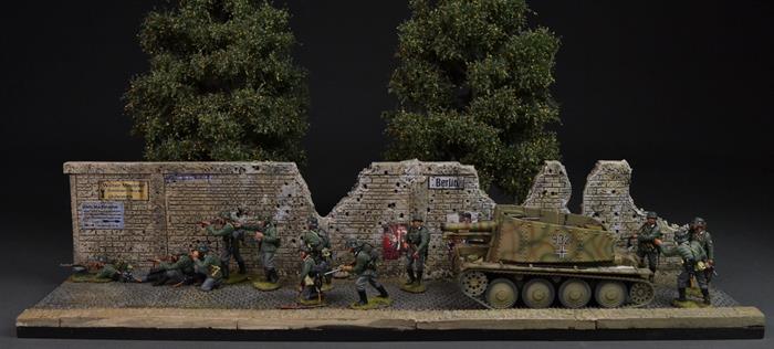 „Bombardierte und beschossene Mauer mit Nazi-Propagandaplakaten“